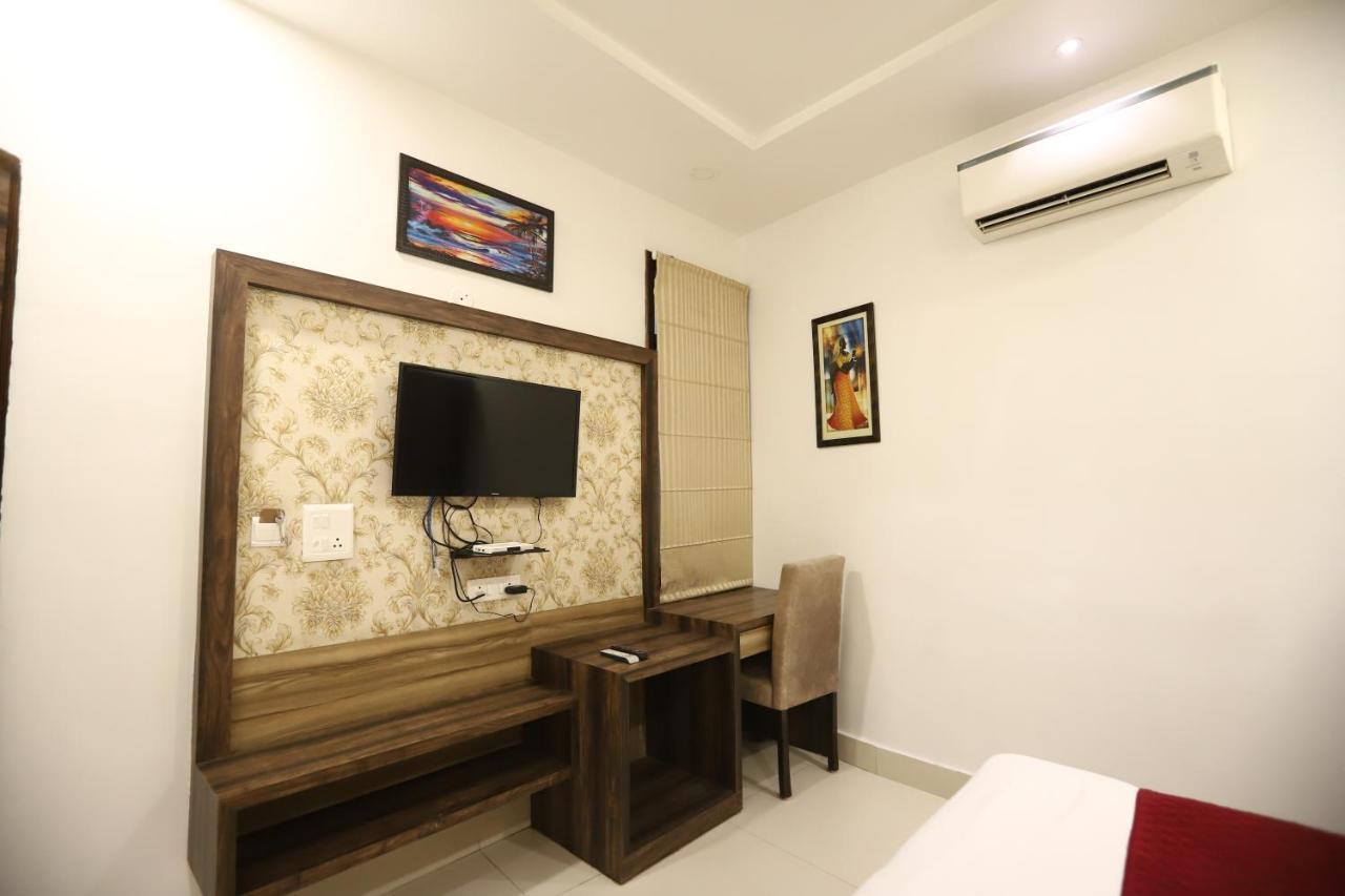 Hotel Malhotra Inn 50 Meter From Golden Temple Amritsar Exterior photo